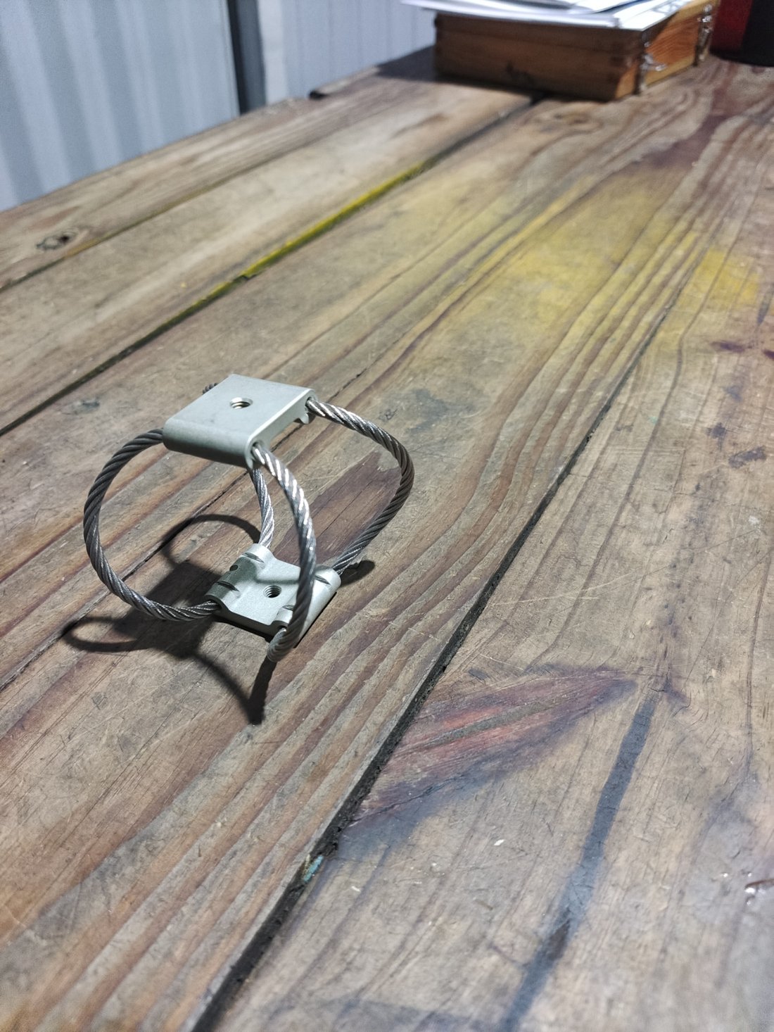 Compact two-loop wire rope isolator with aluminium brackets